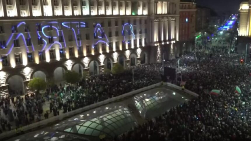 bulgarii anunta cel mai mare protest din ultimii 30 de ani zeci de mii de oameni in strada cer caderea guvernului 6939df2e77187