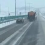 drumarii trag un semnal de alarma soferii sunt sfatuiti sa nu depaseasca utilajele de deszapezire si sa pastreze distanta video 694d79284afe1