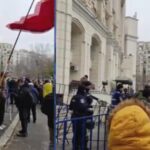 protest in desfasurare la parchetul general se contesta anularea primului tur al prezidentialelor din 2024 stegarul dac printre protestatari 6948f907107b9