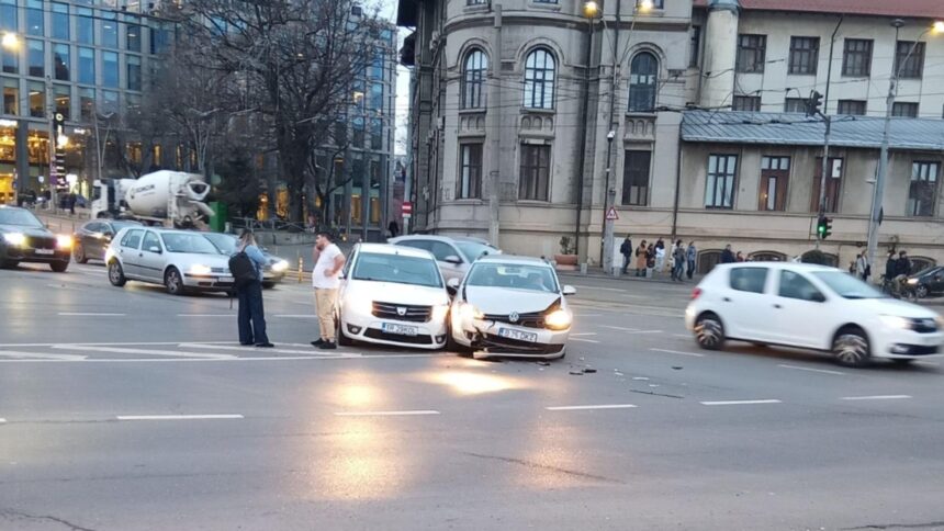 accident in capitala doua autoturisme s au ciocnit traficul ingreunat temporar in zona foto 697a337bcff71