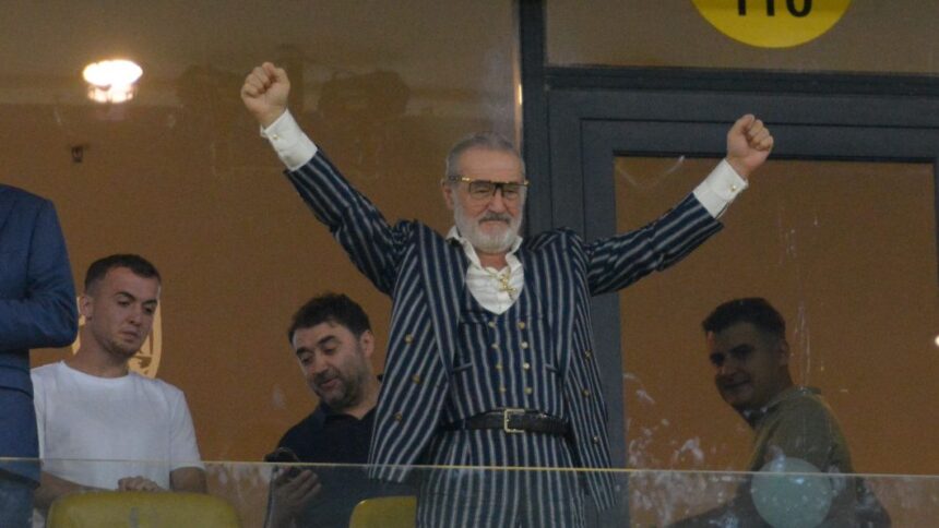 gigi becali dat pe spate de doi fotbalisti de la fcsb dupa egalul cu fenerbahce a tinut mijlocul luptator 697be055ae898