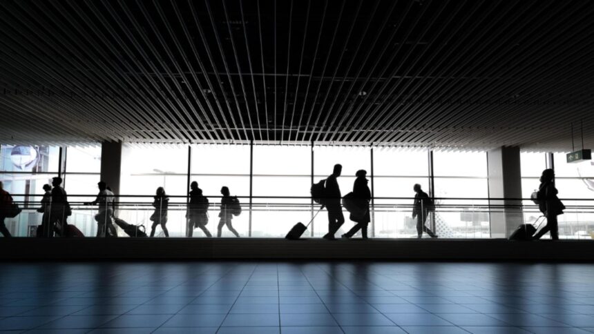 scena macabra pe un aeroport din tenerife un batran de 80 de ani a incercat sa se imbarce cu sotia moarta asezata intr un scaun cu rotile 696647ac1de88