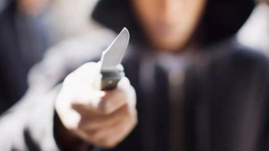 un adolescent din constanta arestat dupa ce a injunghiat un barbat in plina strada alte trei persoane au fost ridicate de politisti 69660e668b243