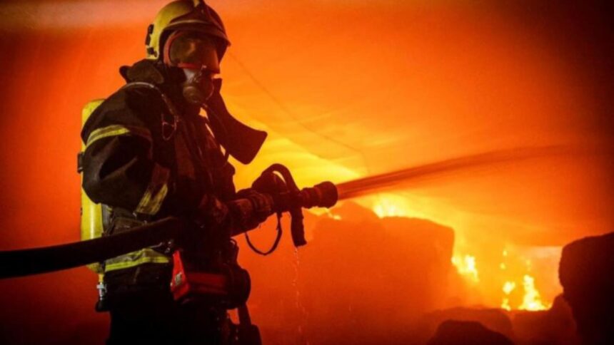 un incendiu puternic a mistuit o gospodarie din judetul caras severin o butelie a explodat si o persoana a suferit arsuri grave 6957b6a623f3b