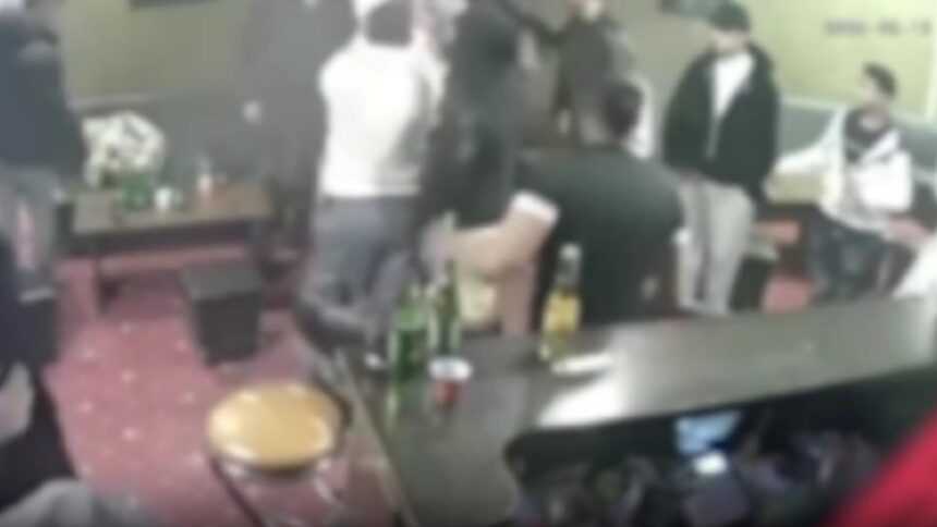 bataie ca n filme intr un bar chiar de ziua primarului trei barbati au ajuns la spital cu rani la cap 6993631e9134e