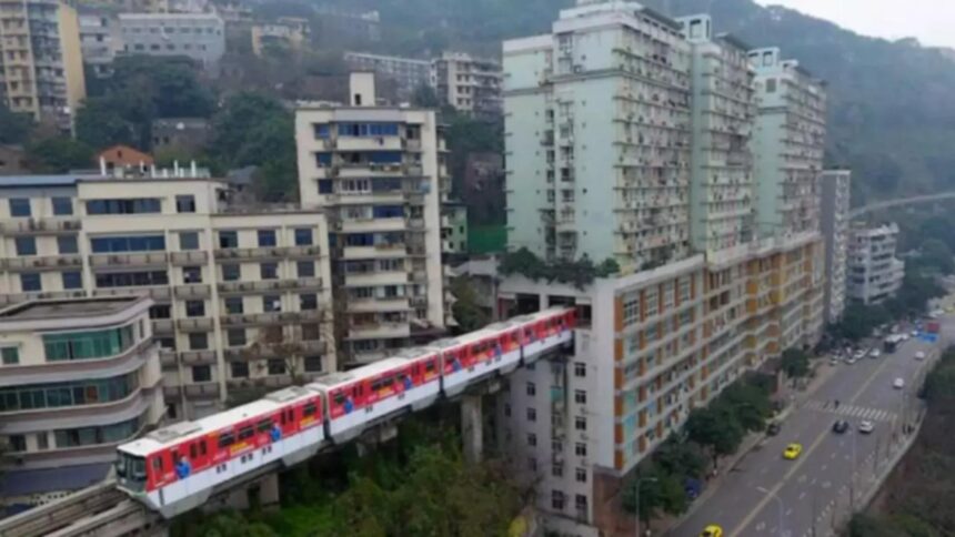 orasul unde metroul trece printr un bloc de locuinte locatarii iau liftul si coboara direct in statie 697e7b4904d4f