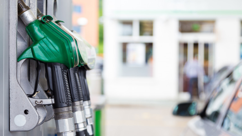 pretul motorinei a scazut vineri pana aproape de 95 lei pe litru dupa un varf de 1038 lei cat costa benzina 69d89c395e3b5